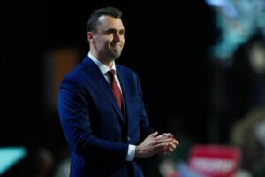 Vụ xô xát tại cửa hàng Target: Khách hàng la mắng nhân viên vì áo Charlie Kirk