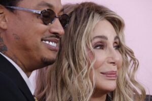 Cher có thể sẽ kết hôn với một rapper kiêm nhà sản xuất gốc Oakland? 3 Cher có thể sẽ kết hôn với một rapper kiêm nhà sản xuất gốc Oakland?