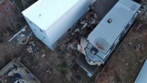 Mặt sau một ngôi nhà bỏ hoang ở Philadelphia sụp đổ vào ngày Giáng Sinh