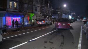 Xe đâm vào nhà và nhiều xe đậu ở Philadelphia