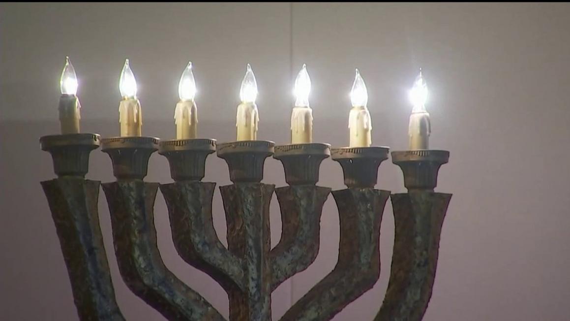 Lễ hội Hanukkah: Lễ thắp nến công cộng tại Los Angeles và Orange County 1 Dozens of synagogues across California receive fake threat emails