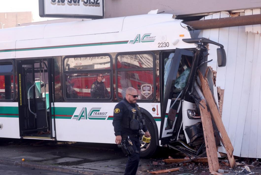 Xe buýt đâm vào tiệm sửa xe ở Oakland, 11 người bị thương 1 EBT L BUSCRASH 1203 1