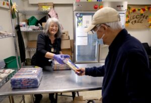 Chương trình ‘Mercy Brown Bag’ mang lại sức khỏe và hy vọng cho người cao niên