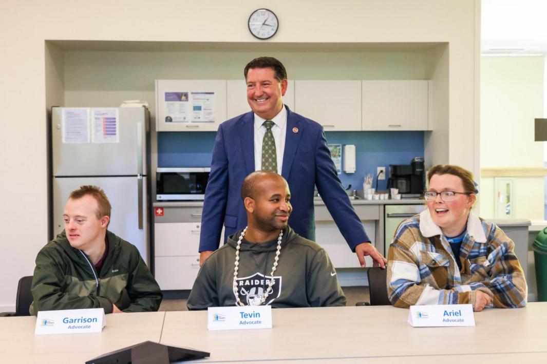 Thượng Nghị Sĩ bang California thăm trung tâm hỗ trợ người khuyết tật 1 EBT STSTRAMPAS XXXX 1