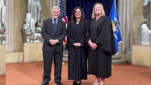 Cựu Thẩm phán Di trú kiện Chính quyền Trump vì bị sa thải bất hợp pháp 2 Cựu Thẩm phán Di trú kiện Chính quyền Trump vì bị sa thải bất hợp pháp