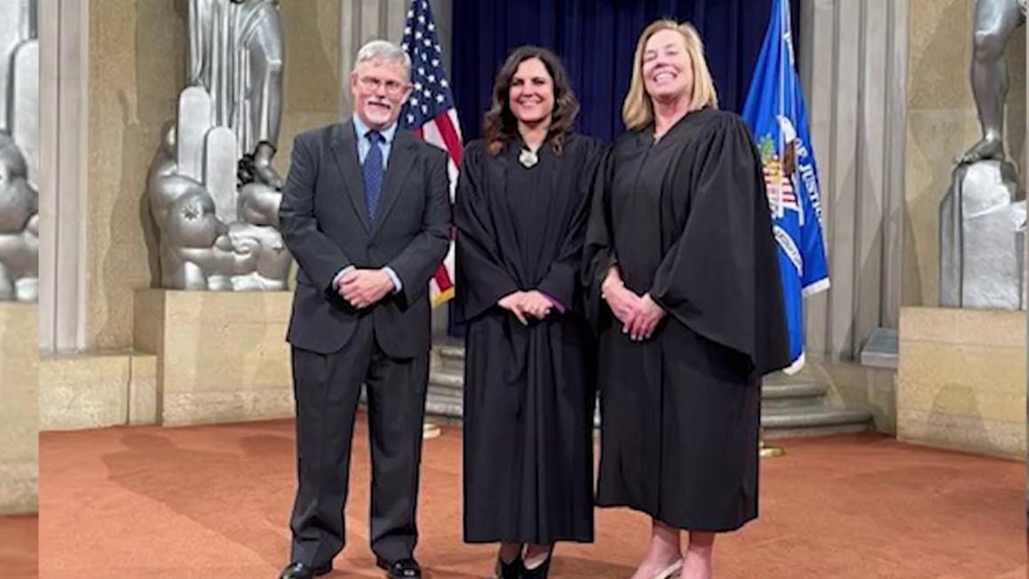 Cựu Thẩm phán Di trú kiện Chính quyền Trump vì bị sa thải bất hợp pháp 1 Former immigration judge sues Trump administration alleging illegal firing