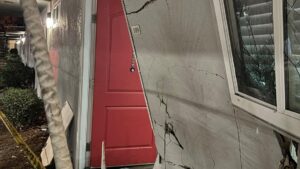 Xe hơi đâm vào chung cư ở Fremont, một gia đình phải dời đi 2 Xe hơi đâm vào chung cư ở Fremont, một gia đình phải dời đi