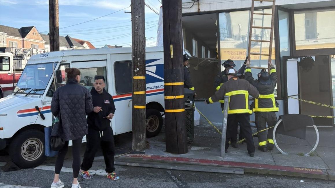 Xe tải USPS tông vào tòa nhà ở San Francisco 1 G8fPC24bEAAWPPw2