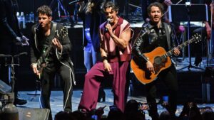 Jonas Brothers Nhận Vinh Dự Tay Chân tại Lễ Đường Danh Vọng Hollywood