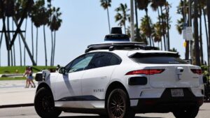 Xe tự lái Waymo vô tình đưa khách qua chốt chặn cảnh sát căng thẳng tại L.A.