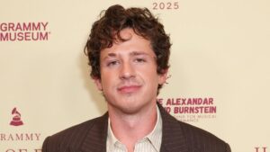 Charlie Puth đáp trả lời chỉ trích về màn trình diễn Super Bowl 2026