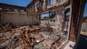 5 nhà thầu 'lậu' bị truy tố vì nhắm vào nạn nhân cháy rừng ở Altadena 5 5 nhà thầu ‘lậu’ bị truy tố vì nhắm vào nạn nhân cháy rừng ở Altadena