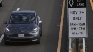 California Kết Thúc Thời Gian Ân Hạn Cho Lái Xe Điện Sử Dụng Làn Xe Carpool