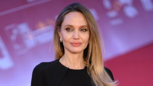 Angelina Jolie chia sẻ vết sẹo phẫu thuật cắt bỏ ngực sau hơn 10 năm