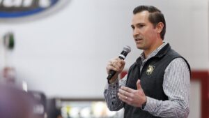 Cựu Dân Biểu Đảng Cộng Hòa Matt Van Epps Thắng Lớn Tại Tennessee