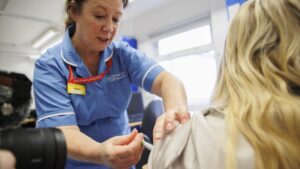 Mùa cúm tấn công trẻ em dữ dội, người lớn tuổi cần đề phòng