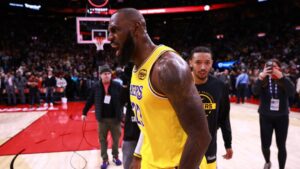 Chuỗi ghi điểm hai chữ số của LeBron James kết thúc, nhưng Lakers thắng Raptors 123-120 nhờ cú buzzer-beater