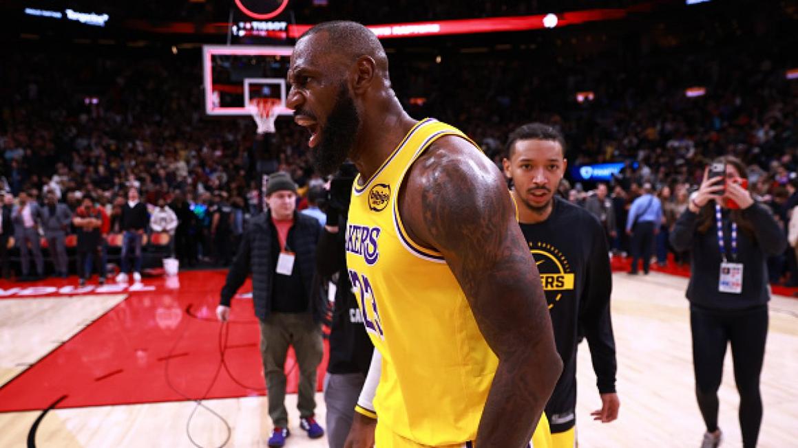 Chuỗi ghi điểm hai chữ số của LeBron James kết thúc, nhưng Lakers thắng Raptors 123-120 nhờ cú buzzer-beater 1 GettyImages 2249363712