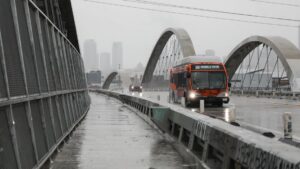 Cơ quan Khí tượng Quốc gia điều tra thiệt hại do lốc xoáy ở Boyle Heights