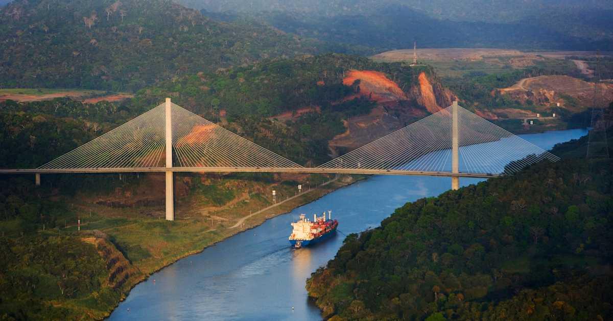 12-31-1999: Kênh đào Panama được trao trả cho Panama 1 GettyImages 522659568