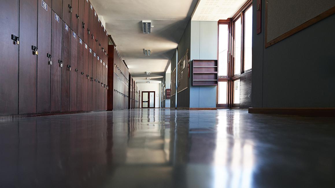 Học sinh San Diego phẫn nộ vì trường cho thuê phòng tập thể thao để quay nội dung người lớn 1 HIGH SCHOOL HALLWAY