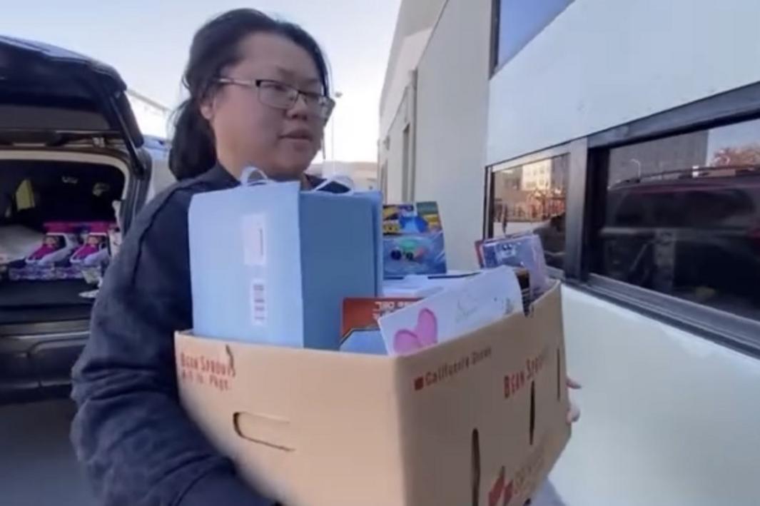 Quyên góp Giáng Sinh cho trẻ em tại khu Chinatown, Oakland 1 HLA L SNAPP COL 1212 1 1