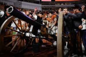 Ba thất bại, một câu hỏi: Texas có nên vào vòng chung kết bóng đá đại học?