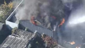 Lính cứu hỏa vật lộn với hỏa hoạn tại Hayward 17 Lính cứu hỏa vật lộn với hỏa hoạn tại Hayward