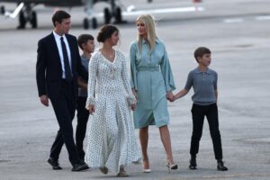Ivanka Trump và gia đình bị chỉ trích vì làm hỏng kỳ nghỉ ở khu trượt tuyết sang trọng 13 Ivanka Trump và gia đình bị chỉ trích vì làm hỏng kỳ nghỉ ở khu trượt tuyết sang trọng