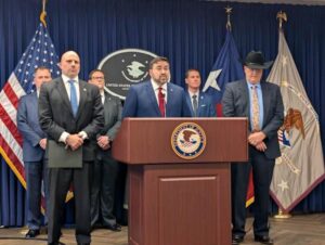 Người đàn ông ở Sugar Land nhận tội buôn lậu chip AI sang Trung Quốc 2 Người đàn ông ở Sugar Land nhận tội buôn lậu chip AI sang Trung Quốc