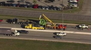 Xe đầu kéo làm rơi hàng trên xa lộ Beltway 8, các làn đường bị phong tỏa 33 Xe đầu kéo làm rơi hàng trên xa lộ Beltway 8, các làn đường bị phong tỏa