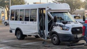 Xe buýt trường học Alief ISD gặp tai nạn, không có thương tích