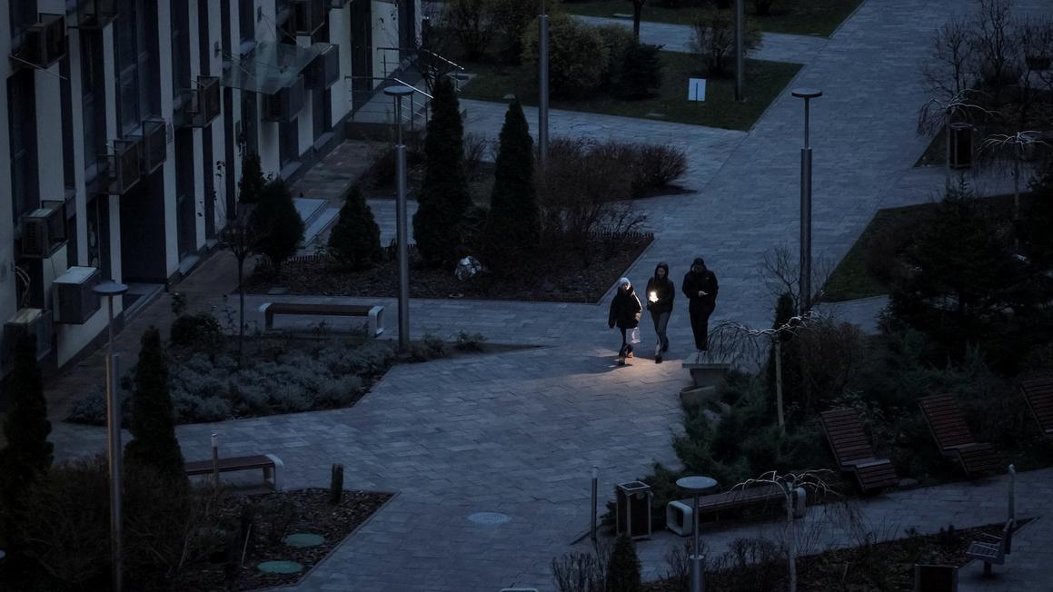Ukraine oằn mình trong bóng tối, kêu gọi viện trợ năng lượng 1 Kyiv blackout DB