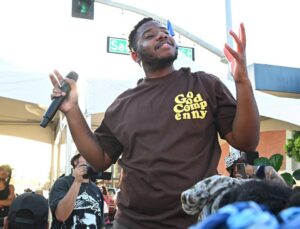 Rapper LaRussell kết hợp với các trường trung học vùng Vịnh trong MV ca nhạc