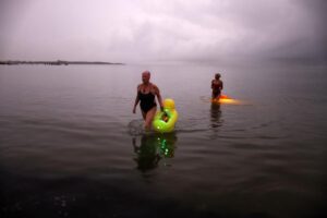 Những người bơi lội Vùng Vịnh thách thức ‘Thử thách Gấu Bắc Cực’