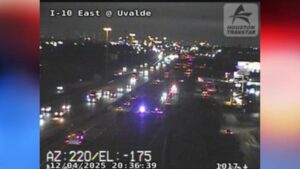 Nhiều xe bị xẹp lốp vì ổ gà lớn trên Xa lộ Liên tiểu bang 10