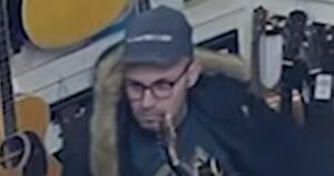 Kẻ trộm trả lại đàn mandolin kèm lời nhắn ‘do say xỉn’