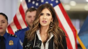 Bộ Tư Pháp Từ Chối Tiết Lộ Lời Khuyên Pháp Lý Cho Thống Đốc Noem Về Vụ Trục Xuất Tại El Salvador