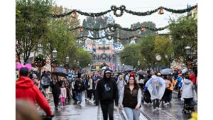 Disneyland Đóng Cửa Sớm vào Đêm Giáng Sinh vì Mưa Lớn
