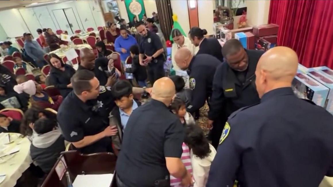 Cảnh sát Oakland tặng quà Giáng sinh cho hơn 100 trẻ em 1 Oakland PD hands out gifts to over 100 children