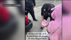 Cảnh sát Oakland mang niềm vui đến cho các gia đình địa phương trong mùa Giáng Sinh