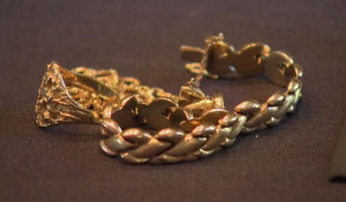 Giá vàng lập kỷ lục, nhiều người bán trang sức để kiếm thêm tiền 1 S4O5X4WJFJC6JLQMTUPDL5F4BA