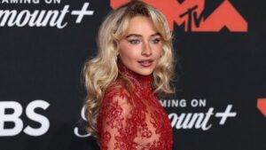 Ca sĩ Sabrina Carpenter lên tiếng chỉ trích Tòa Bạch Ốc dùng nhạc của mình