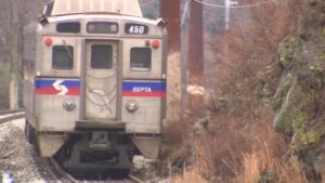 Tuyến đường sắt Trenton của SEPTA tạm dừng sau khi một người bị tàu hỏa đụng