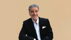 Sadegh Nojouki, ca sĩ Iran xa xứ, xây dựng sự nghiệp âm nhạc tại Mỹ