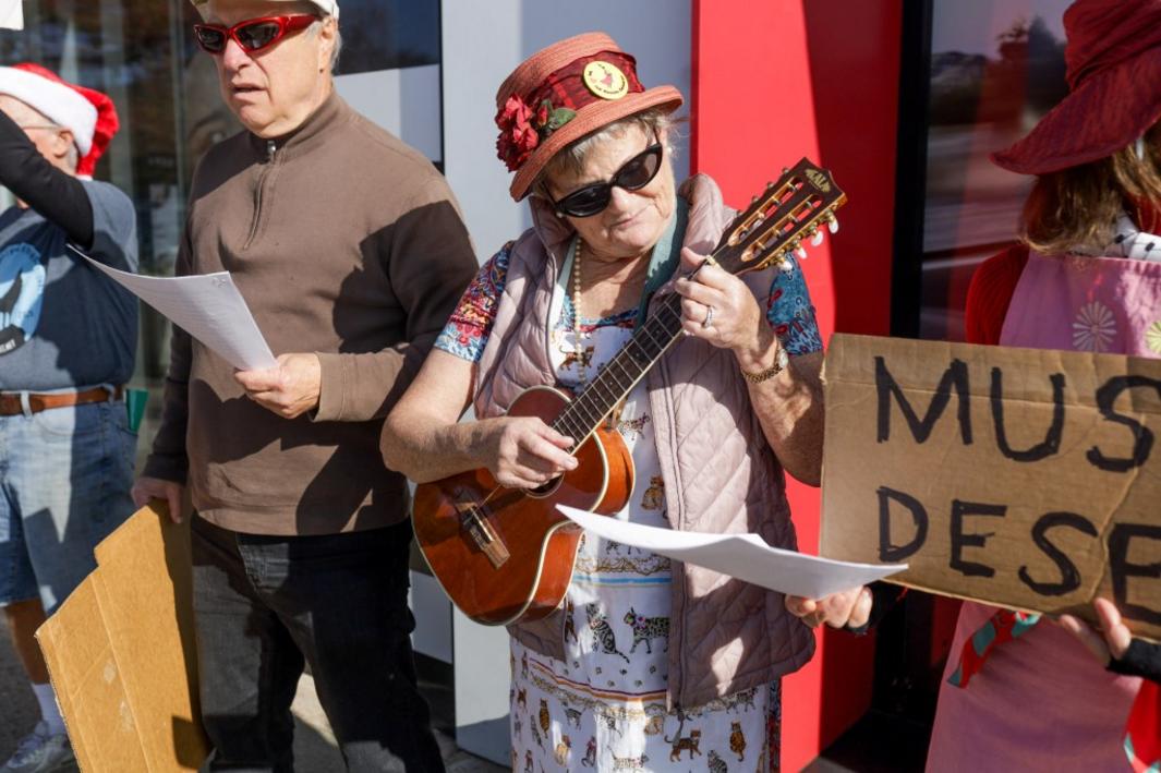 SJM L RAGINGGRANNIES 1213 02 1a0878