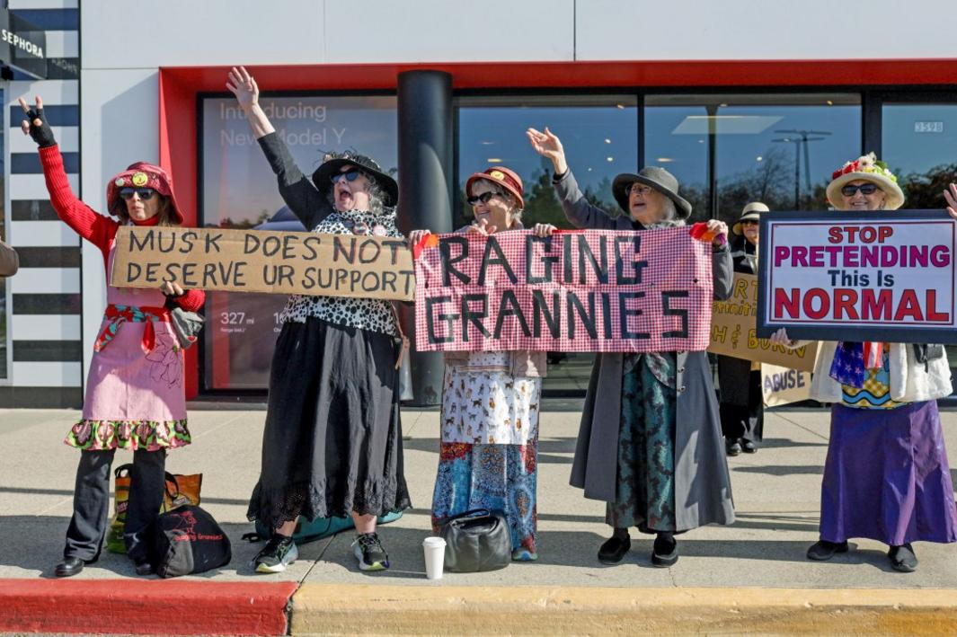 SJM L RAGINGGRANNIES 1213 1