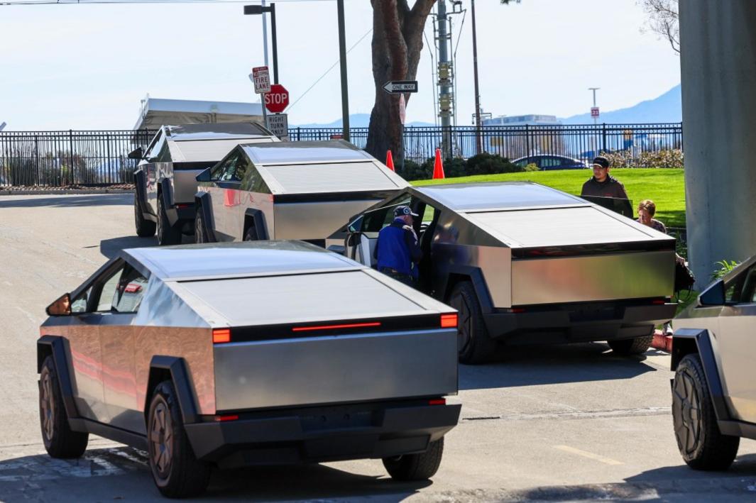 SJM L SVCARSHOW 0222 18