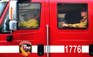 Lính cứu hỏa dập tắt đám cháy gần Aptos Hills và Watsonville 32 Lính cứu hỏa dập tắt đám cháy gần Aptos Hills và Watsonville