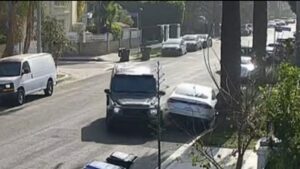 Mẹ ở Sherman Oaks dùng xe đâm xe của bọn trộm